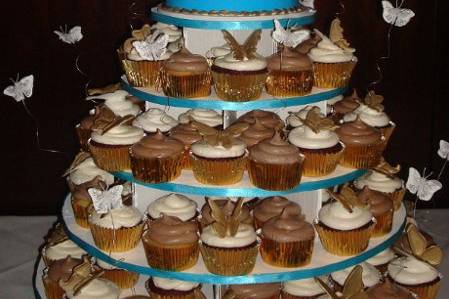 For this wedding, the bride decided on 2 different types of cupcakes!