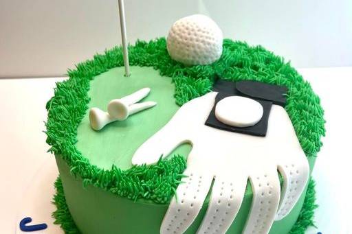 A golf-themed cake