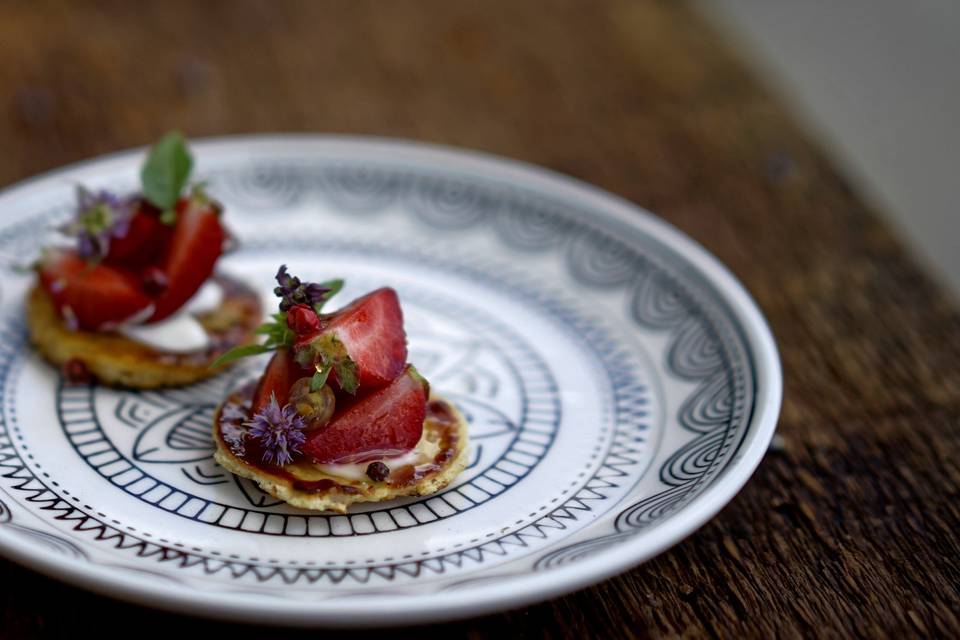 Canapés | vegan summer strawberry flatbread