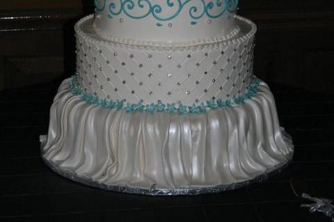 Blue patterns on dotted cake