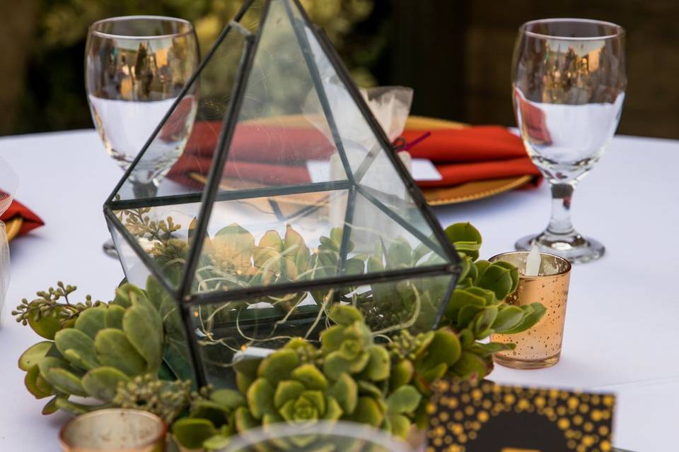 Geometric table decor