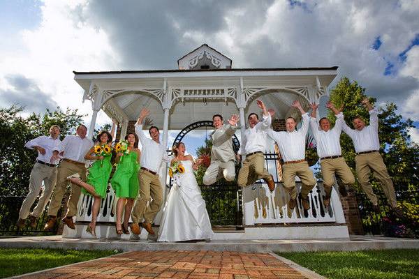 Couple along with their bridesmaid and groomsmen jumpshot