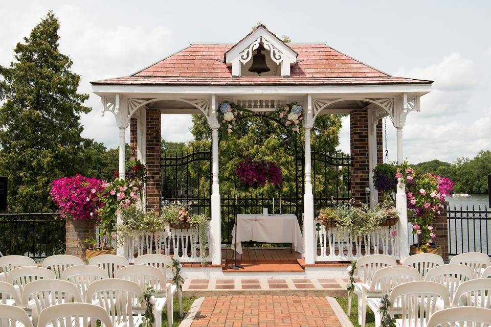 Weissgerber's Golden Mast
outdoor wedding venue