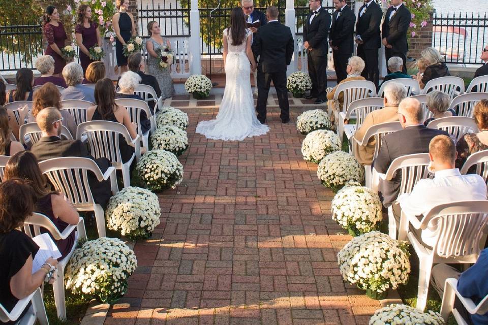 couple's outdoor wedding ceremony