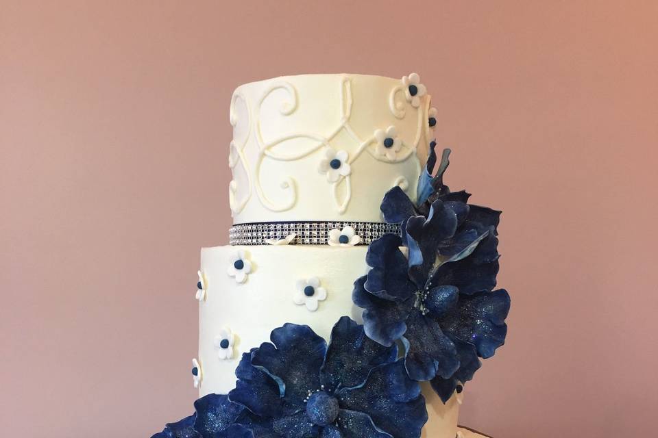 Blue flower design cake