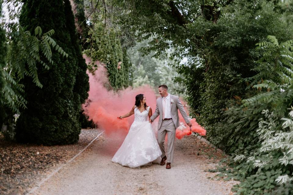 Smoke bomb uses for wedding