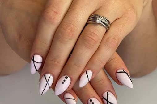 Contrast nail art