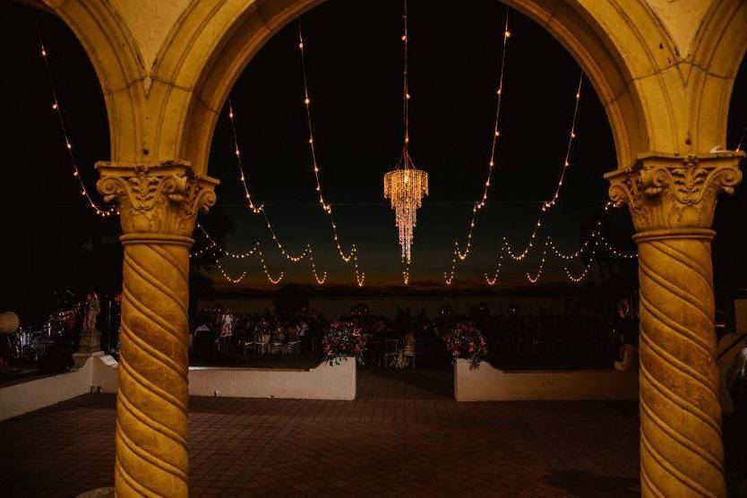 Full canopy with chandelier