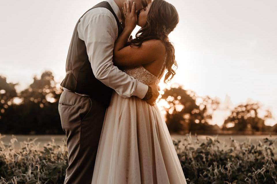 Kiss in the fields