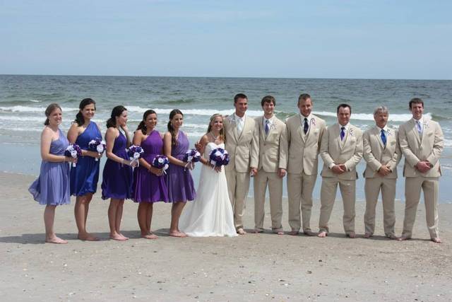 Couple with bridesmaids and groomsmen