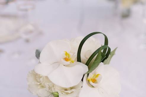 Elegant white & gold tabletop