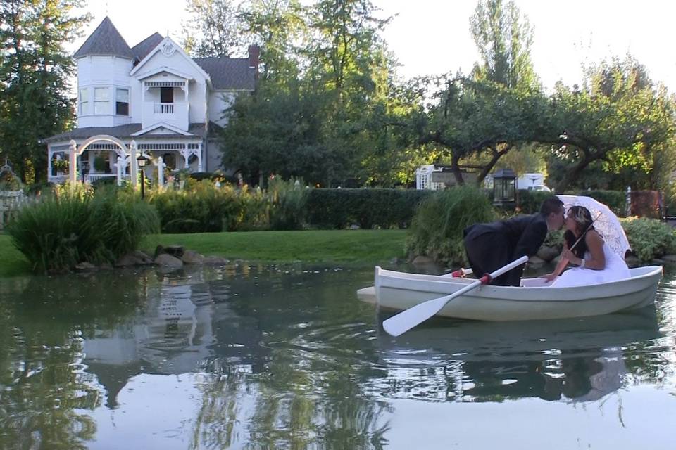 Carmen & James, married at the beautiful Belle Victorian Gardens in Deer Park, WA.  See their 3 min. video 