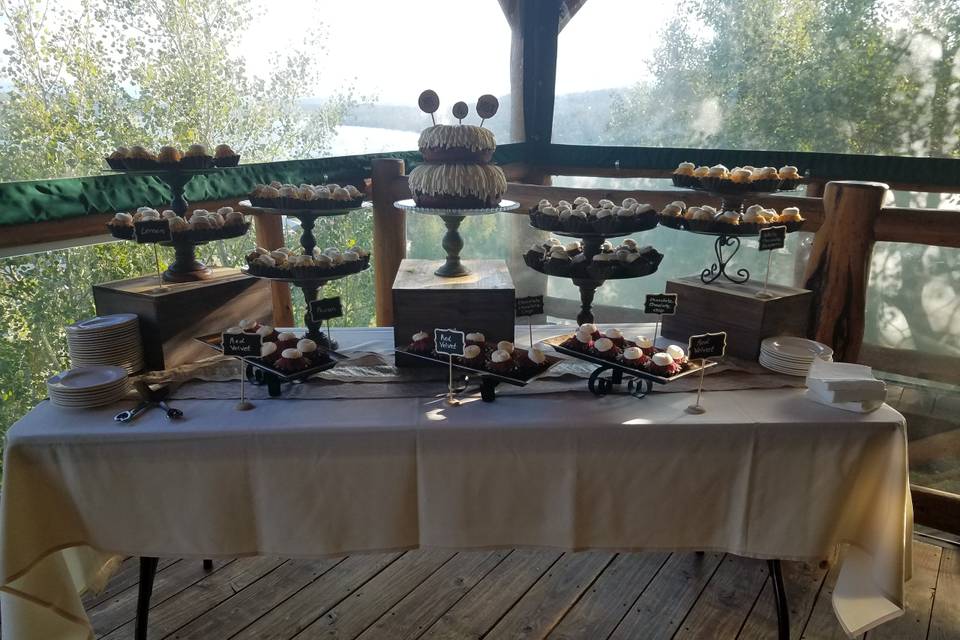 Grand lake lodge cake table