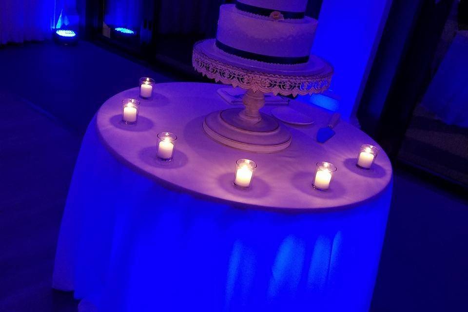 Nautical simplicity cake decor