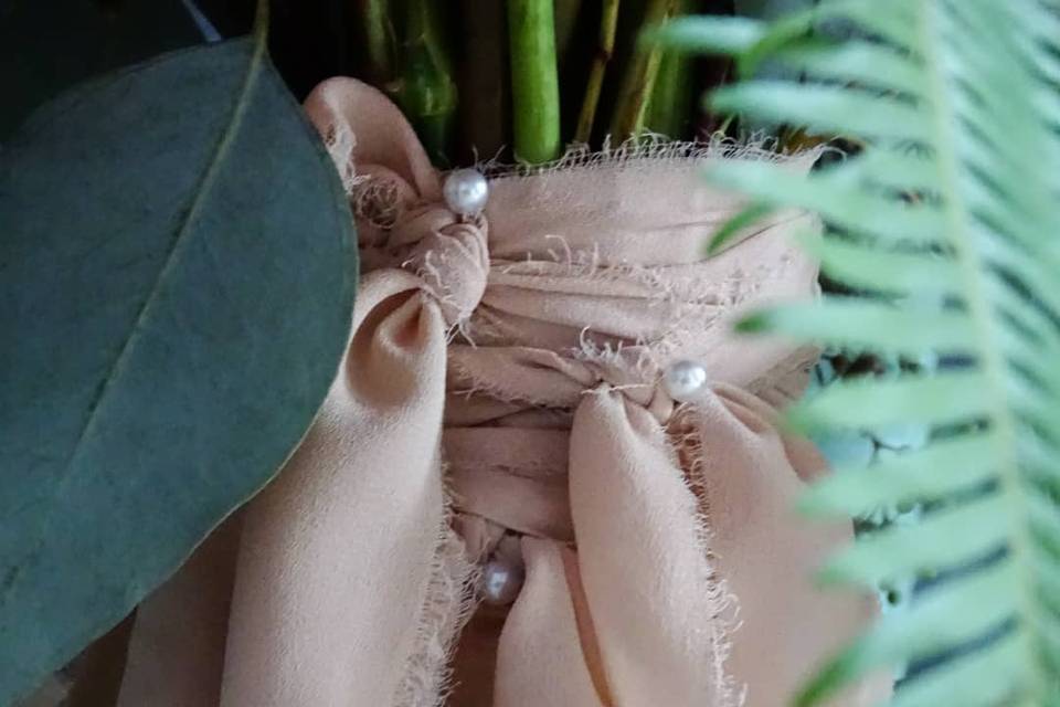 Unique silk bouquet wrapping