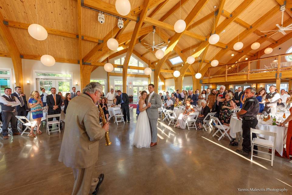 A gifted musician steps in to offer this happy couple their favorite song.