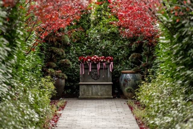 Alee walkway, fountain