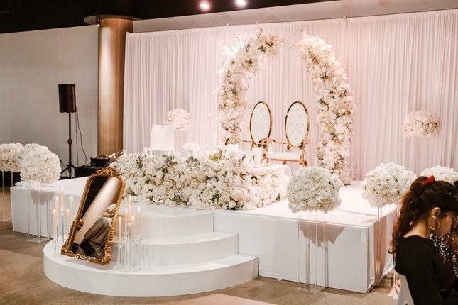 Classic white wedding decor