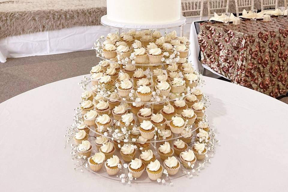 CupCake tower with cake