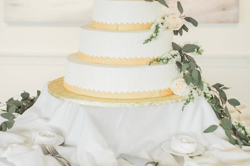 Beautiful Wedding Cake decorated with vendella roses