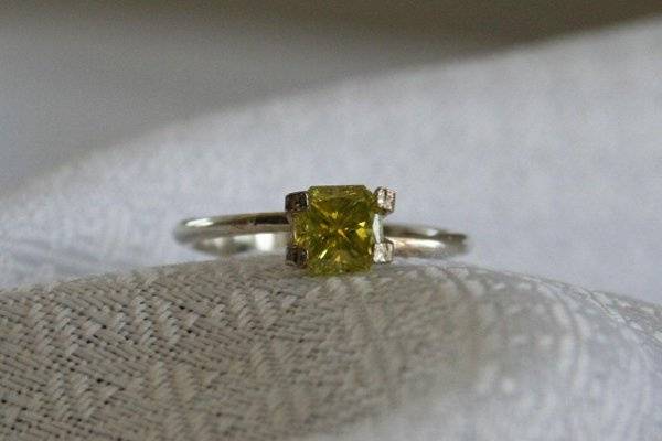 A yellow/Green Diamond in a basic setting.