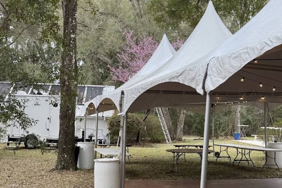 Tent with sidewalls