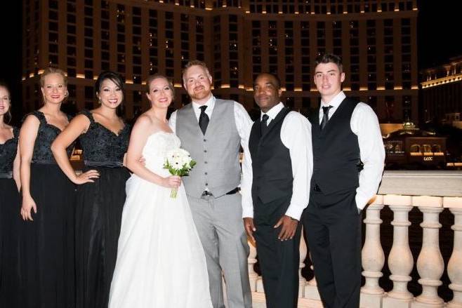 The couple with the bridesmaids and groomsmen