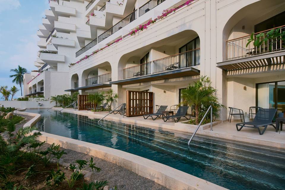 Swim up rooms