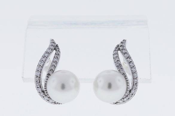 Classic pearl and diamond earrings the perfect compliment for your wedding dress!