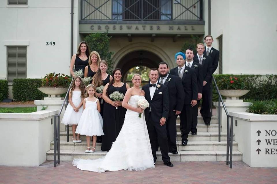 Couple with the bridesmaids and groomsmen