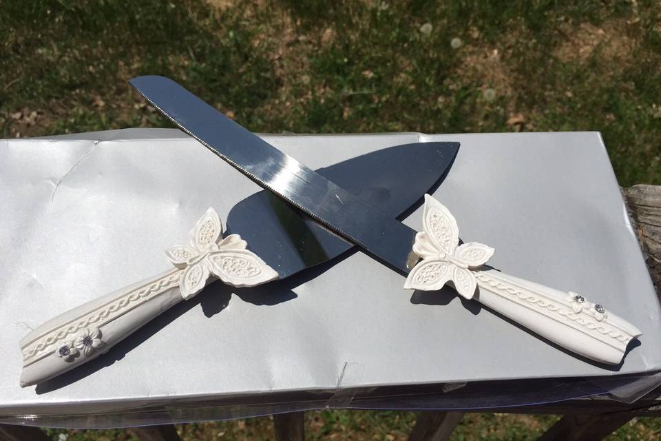 Knives for cake cutting