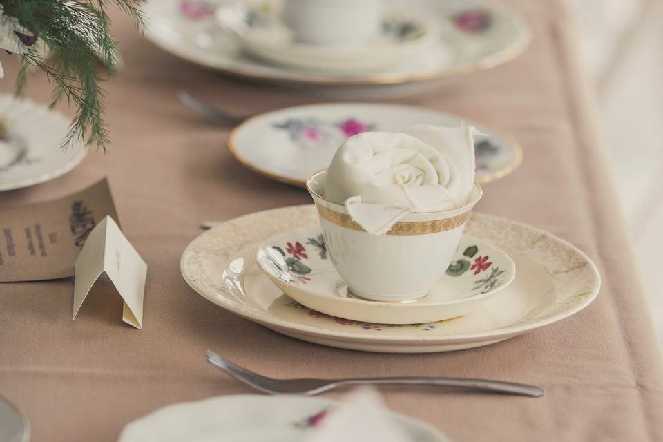 Mismatched china for weddings