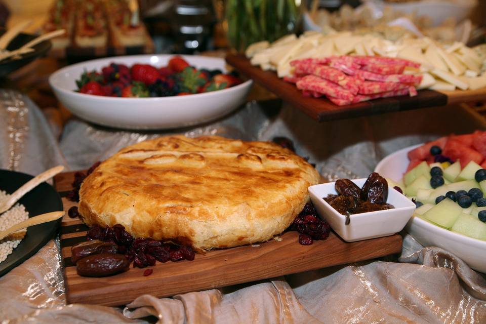 Cheese & fruit w/ baked brie