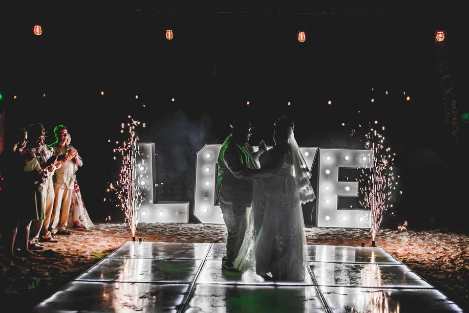 Dreams la romana first dance love sign, led dancefloor and coldfireworks