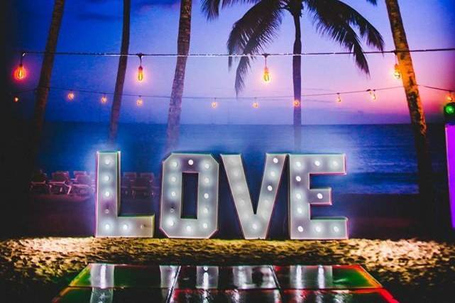 Love sign, string lights, dreams la romana