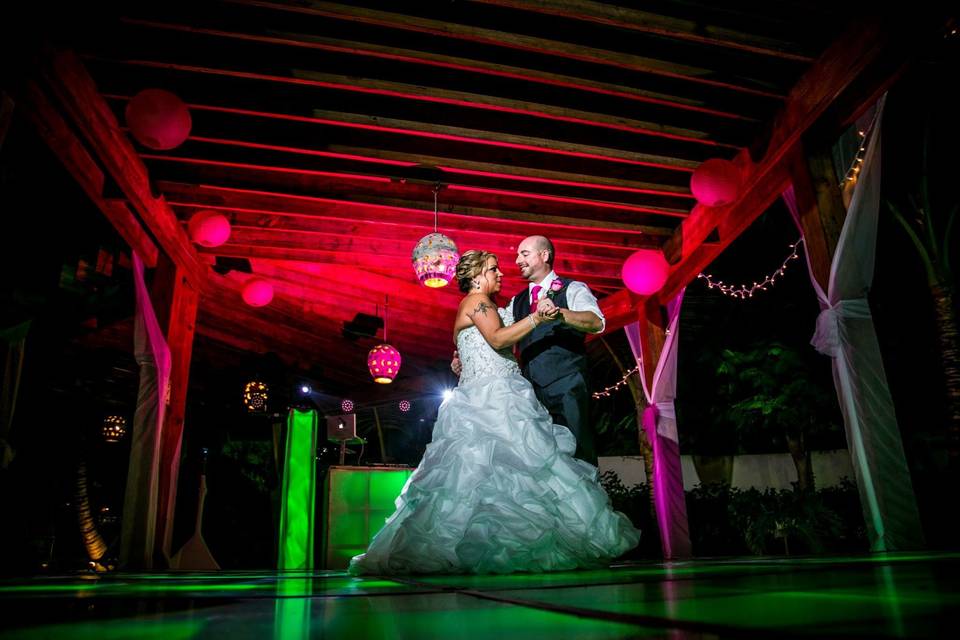 Uplights ballroom & lighted dancefloor