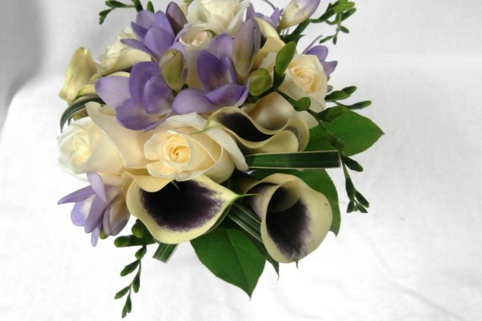 Purple and lavender calla lilies, roses and freesia