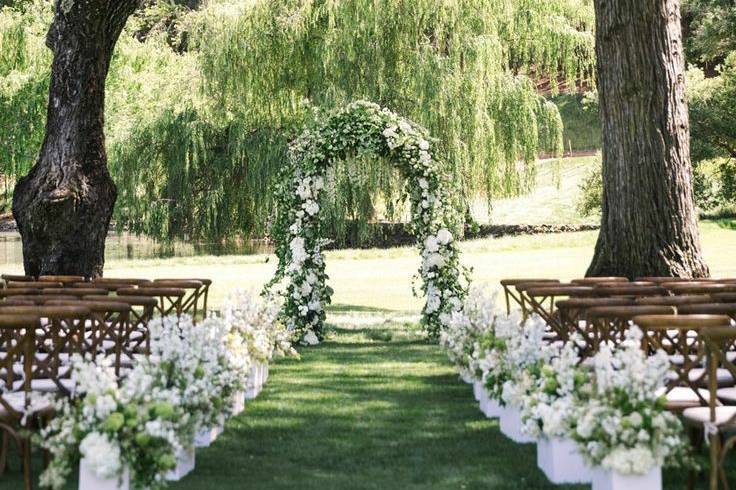 Dreamy ceremony arch