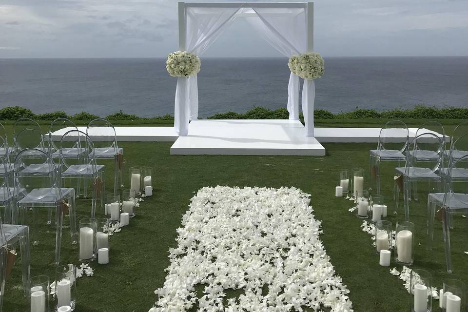 White and green aisle