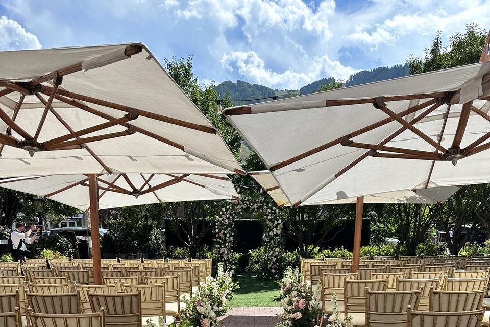 White and pink aisle