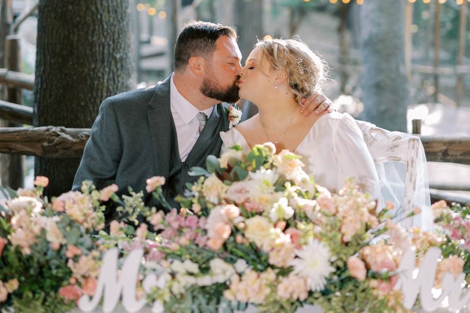 Omaha couple enjoys classic wedding with natural florals and a
