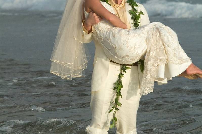 A seaside wedding kiss at Grand Hyatt Kauai Resort & Spa