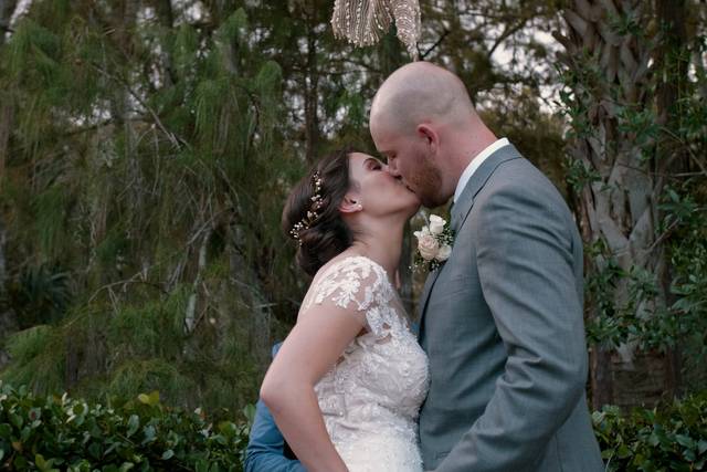 Kiss under the trees - Mission Visions Media