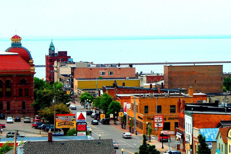 Located downtown Marquette and walking distance to Lake Superior, shops, breweries and restaurants.