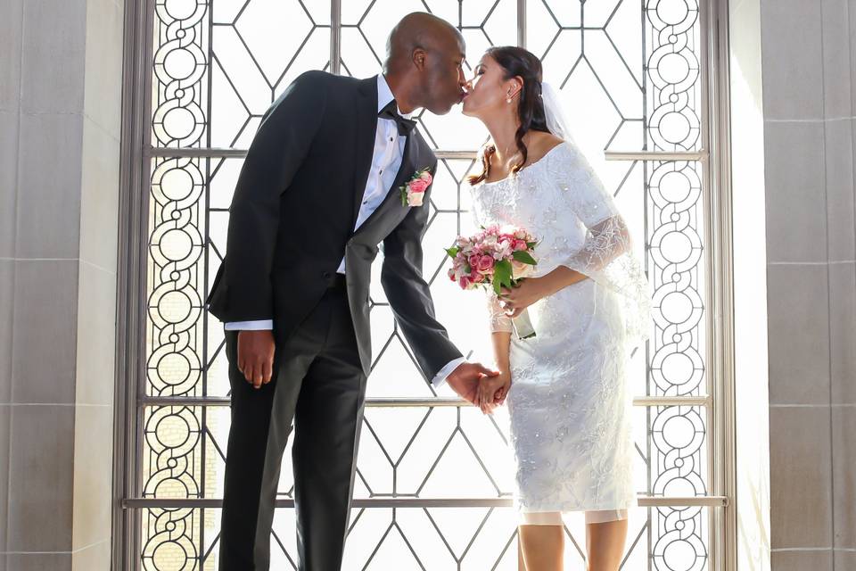 Kiss, framed by light