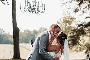 wedding picture kiss