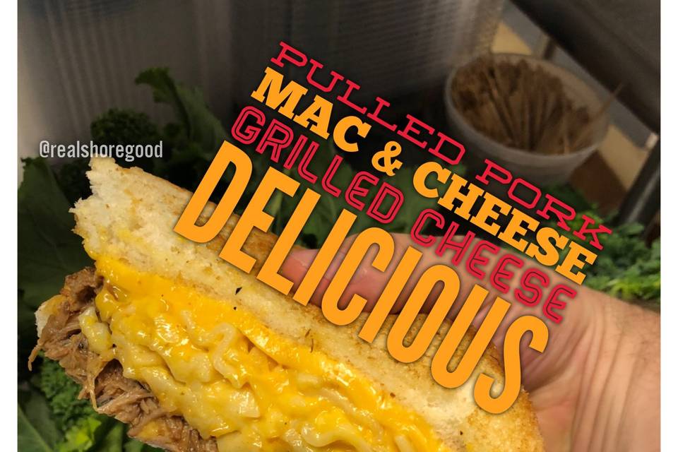 Piggy mac grilled cheese