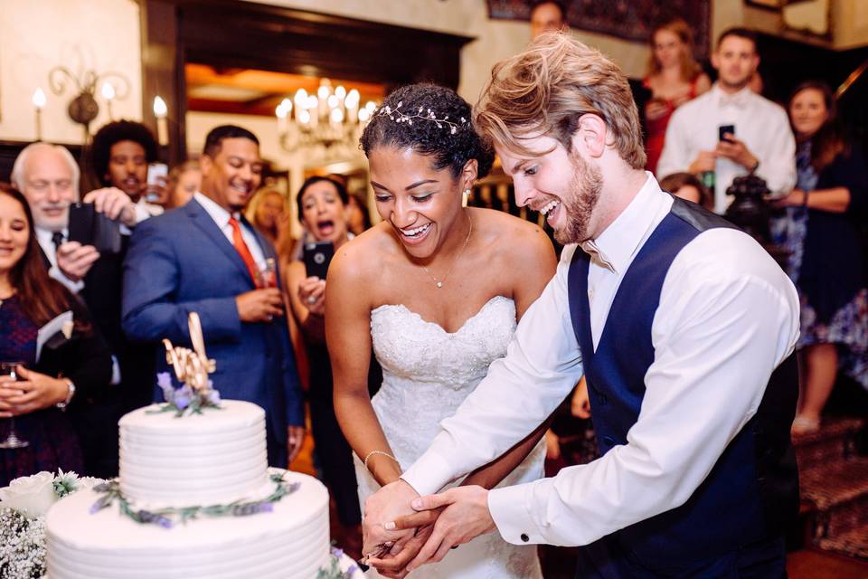 Cake cutting - Katherine Elizabeth Photo