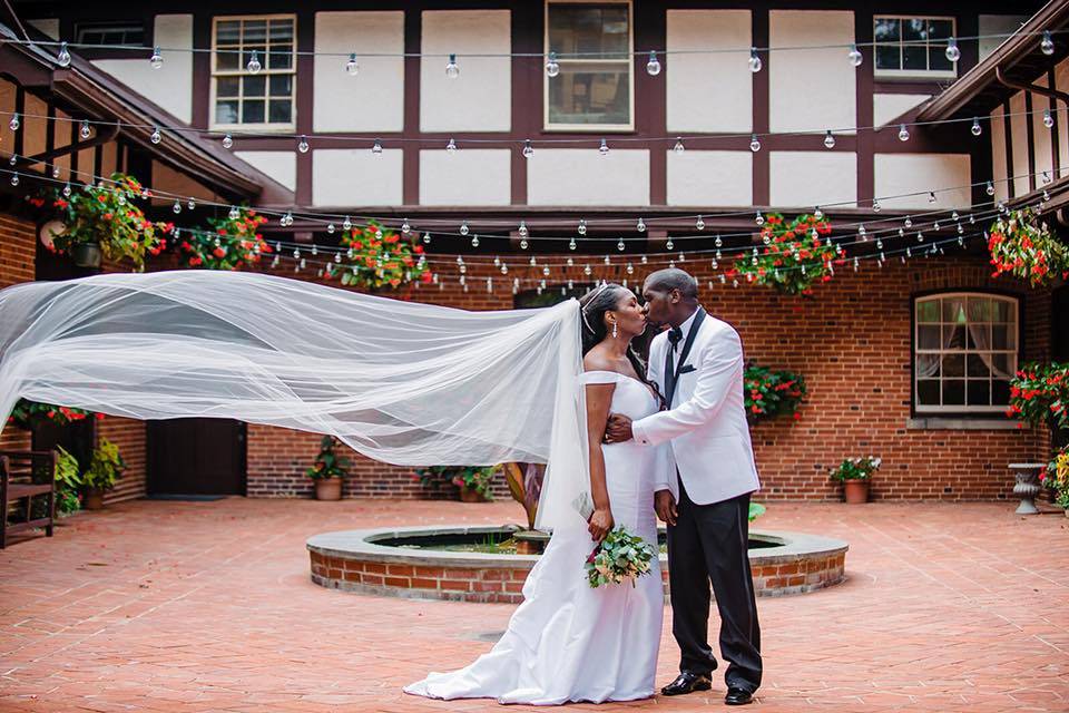 Couple kissing - Trene Forbes Photohraphy