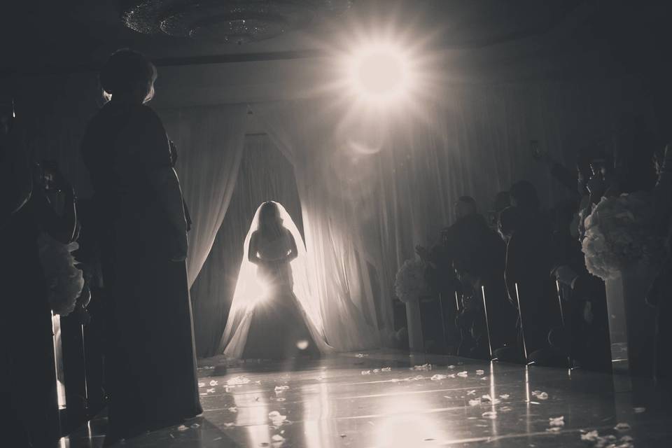 A silhouette to welcome the bride